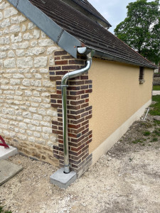 Photo de galerie - Raccordement au regard avec tuyau de descente zinc 