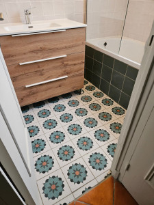 Photo de galerie - Salle de bain complète avec carrelage sol, meuble, miroir,baignoire et changement de la fenêtre
