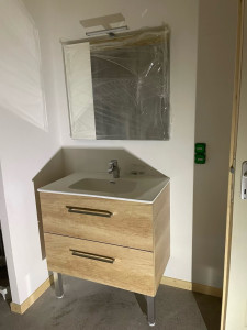 Photo de galerie - Pose d’un meuble vasque, avec miroir et luminaire