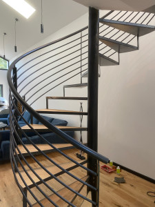 Photo de galerie - Jolie escalier finition acier patiner 