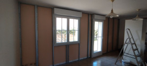 Photo de galerie - Pose rail et mantant et isolation en fibre de verre. 