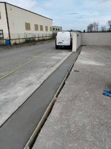 Photo de galerie - Création d’un seuil de portail de 24 mètres linéaires en Béton armée avec finition lisser et fer arrondie  