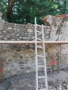 Photo de galerie - Montage d'un mur en pierre suite à un effondrement du au intempéries sur Guichen (numéro client si-nécessaire pour référence)