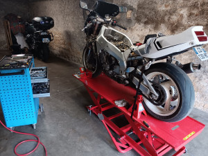 Photo de galerie - Installation de la moto sur la plateforme 