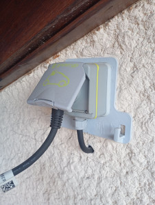 Photo de galerie - Pose de prise électrique ''Green UP ''pour recharger une voiture électrique à domicile.
réalisation de tout travaux électriques.
O74 515 5764