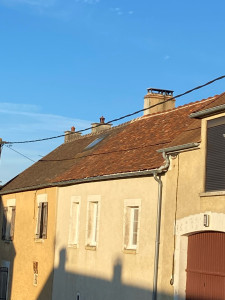 Photo de galerie - Traitement toiture non agressif et professionnel sur la partie droite ( zone plus claire après 1 ans)