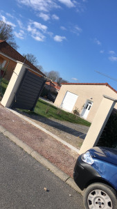 Photo de galerie - Pose de portail fini avec remise enduit piliers 