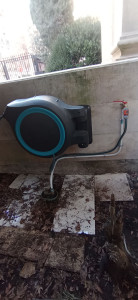 Photo de galerie - Installation du tuyau d’arrosage avec son robinet.