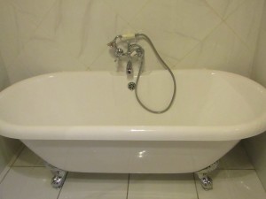 Photo de galerie - Mise en place d'une baignoire et raccordement eaux usées. Installation de la robinetterie.