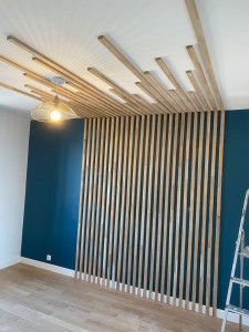 Photo de galerie - Je vous propose un habillage mural et plafond en tasseaux de bois. 
Ça donne un effet chaleureux et très moderne à la pièce. 

Avantages :
- Effet design et épuré 
- Apporte de la chaleur au mur bleu canard 
- Donne de la hauteur et du relief au plafond
-