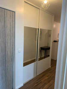 Photo de galerie - Pose d’une porte de placard coulissant avec miroir 