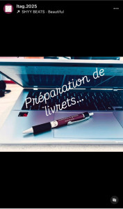 Photo de galerie - Préparation de livret pour une entreprise.