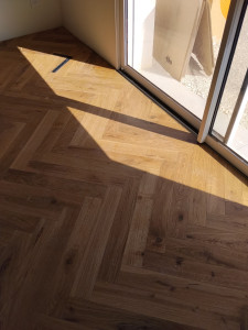 Photo de galerie - Pose de parquet en bâton rompu 
Salon d'environ 20m2 et couloir