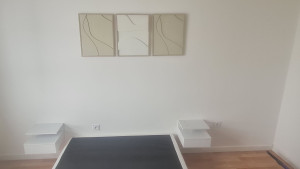 Photo de galerie - Fixation de 2 tables de chevet