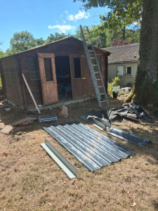 Photo de galerie - Remplacement bitume sur toiture d'abris de jardin par bacacier imitation tuile 