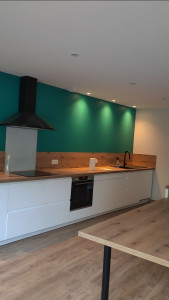 Photo de galerie - Pose  de cuisine équipée et électroménager.
pose de parquet flottant 
pose d'un îlot central avec prise et interrupteur intégré.
électricité complète de cette pièce.
