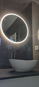 Photo de galerie - Installation du meuble vasque avec robinet et vasque + miroir LED 