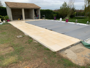 Photo de galerie - Pose de carrelage autour d'une piscine 