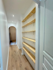 Photo de galerie - Rénovation complète : peinture murs et plafonds, pose de portes, spots LED, étagères et finitions.
