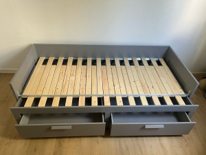 Photo de galerie - Montage d’un lit double bien soigné avec deux tiroirs 