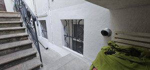 Photo de galerie - Rénovation façade 
- grattage 
- enduit de finition pour éliminer toute micro fissure et mise en peinture 
