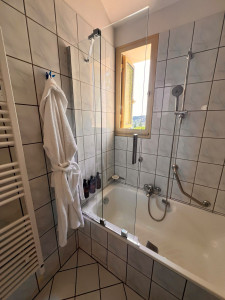 Photo de galerie - Pose élégante d'un nouvel écran de douche sur un rebord de baignoire, en lieu et place d'un ancien système qui avait trop d'années de service (les chrome étaient disgracieux, champignons, coulures rouille, ..