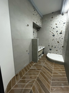 Photo de galerie - Pose de cette salle de bain avec 3 colories différents au murs ainsi qu’un effet bois au sol 