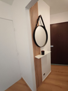 Photo de galerie - Décoration d'intérieur peinture plus pose d'un miroir d'un couverture en bois, et d'une étagère