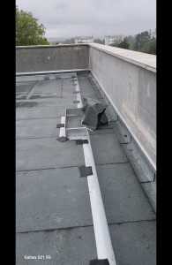 Photo de galerie - Pose de costières paragraviers et pontage de fixation en rive de toiture
​Travaux de finition et de compartimentage en périphérie de toiture-terrasse.