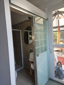 Photo de galerie - Pose porte et rénovation de salle de bain 