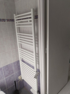 Photo de galerie - Pose d'un sèche serviette.