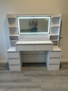 Photo de galerie -  Coiffeuse avec miroir intégré 