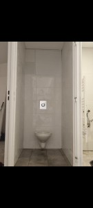 Photo de galerie - Rénovation de salle de bain 
toilette suspendu plus carrelage au mur 