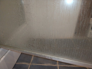 Photo de galerie - Vitre d'une douche chez un clients avant le nettoyage 