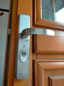 Photo de galerie - Pose de poignée blindée 