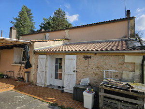 Photo de galerie - Pose des tuiles ainsi que les bande solin et la pose d'une gouttière en zinc. 