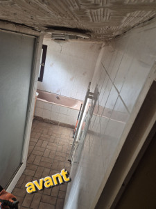 Photo de galerie - Voici un nouveau chantier une salle de bain a refaire entierement:
- demontage total de la salle de bain 
faire une douche italienne 
changement meuble avec vasque 
placo 
carrelage 
peinture.