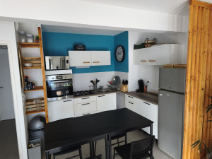 Photo de galerie - Cuisine complète sur mesure, montage des meubles, alignement, découpe et pose de plan de travail, plaques, et peinture du mur.