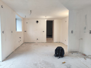 Photo de galerie - Réalisation de l’installation de l’éclairage et des prises électriques dans une cuisine moderne, dans le respect strict des normes et des exigences de sécurité, avec une finition soignée et un grand professionnalisme.