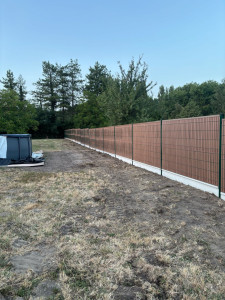 Photo de galerie - Pose d’une clôture rigide avec plaque de soubassement 58m réalisés en moins de deux jours.