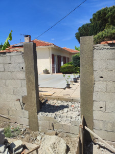 Photo de galerie - Ouverture mur de clôture avec coulage de 2 poteaux pour accueillir un portillon 
