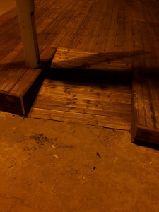 Photo de galerie - La terrasse comporte un accès PMR tout en bois.