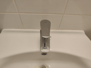 Photo de galerie - Démontage et remontage d'un lavabo. 