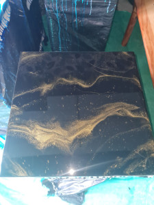 Photo de galerie - Coulage de résine sur tabouret. Noir avec effet or pailleté 