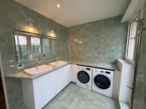 Photo de galerie - Pose de lavabos sur un plan recouvert de petits carreaux lisses