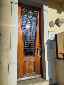 Photo de galerie - Restauration d'une porte d'entrée 
Lasure + peinture 