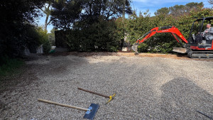 Photo de galerie - Installation d’une fibre dans une tranchée.