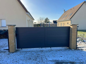 Photo de galerie - Pose et motorisation d’un portail coulissant 