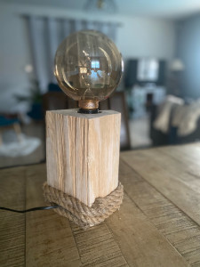 Photo de galerie - Création d’une lampe de décoration tout bois
