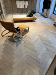 Photo de galerie - Réalisation d’un parquet en point de Hongrie dans un magasin de luxe situé rue François Ier à Paris. Pose réalisée avec un grand soin pour un rendu haut de gamme, élégant et parfaitement aligné. Chaque détail a été travaillé avec précision 